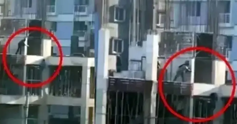 কার্নিশে ঝুলন্ত তরুণ